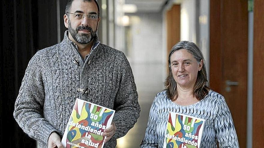 Diego de Paz y Natalia Herce, en el 50 aniversario de Medicus Mundi, ayer en el Parlamento. | FOTO: UNAI BEROIZ