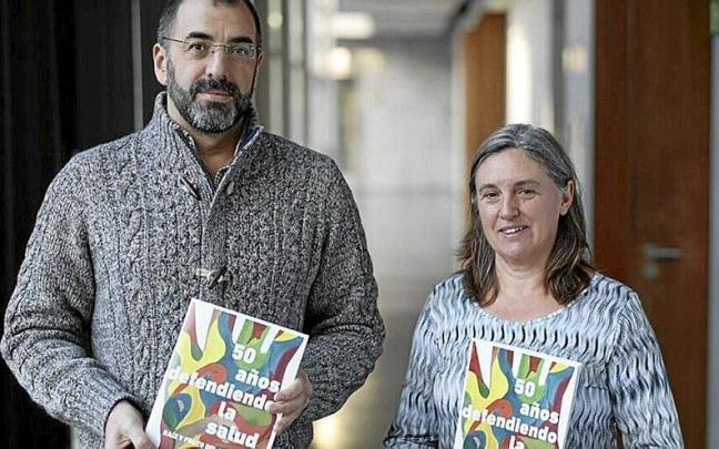 Diego de Paz y Natalia Herce, en el 50 aniversario de Medicus Mundi, ayer en el Parlamento. | FOTO: UNAI BEROIZ