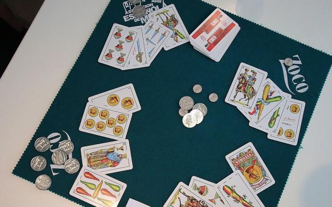 Tapete con cartas y fichas / tantos en el XXXIII Campeonato Navarro de Mus.