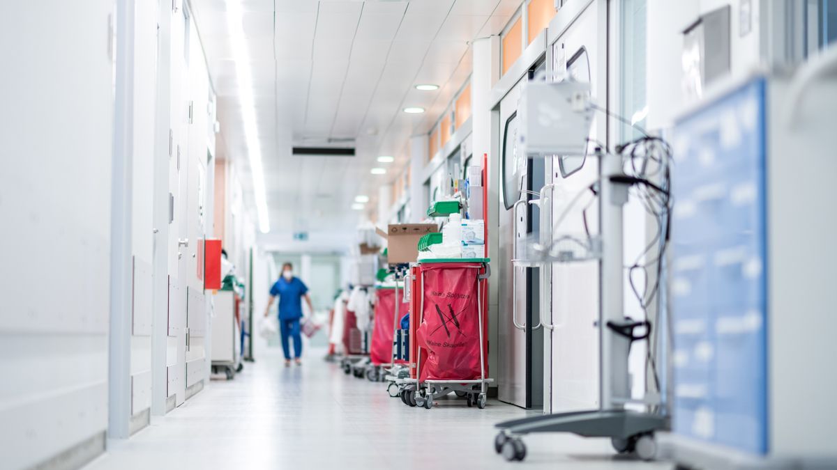 Una enfermera cruza un pasillo en la Unidad de Cuidados Intensivos de coronavirus en el Hospital Universitario de Essen.