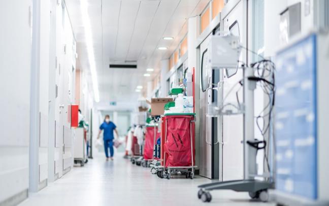 Una enfermera cruza un pasillo en la Unidad de Cuidados Intensivos de coronavirus en el Hospital Universitario de Essen.