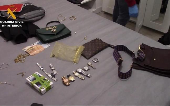 Algunos objetos incautados a la banda albanesa desarticulada