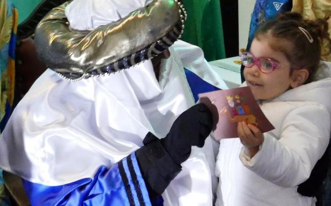 Una niña confía sus deseos al paje del Rey Baltasar. Una niña confía sus deseos al paje del Rey Baltasar.