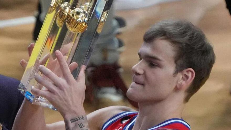 Mac McClung levanta el trofeo tras proclamarse ganador del torneo.
