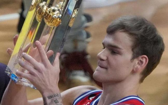 Mac McClung levanta el trofeo tras proclamarse ganador del torneo.