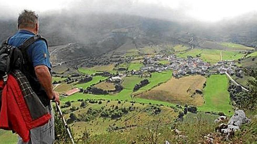 Vista de varios de los miradores del valle navarro, como el impresionante de Ariztokia, que acaba en roca. Algunos de ellos cuentan con paneles explicativos. | FOTOS: VALLE DE AIZKOA