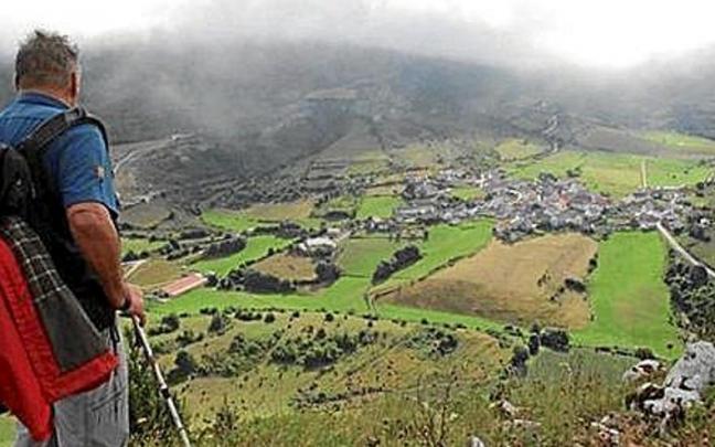 Vista de varios de los miradores del valle navarro, como el impresionante de Ariztokia, que acaba en roca. Algunos de ellos cuentan con paneles explicativos. | FOTOS: VALLE DE AIZKOA