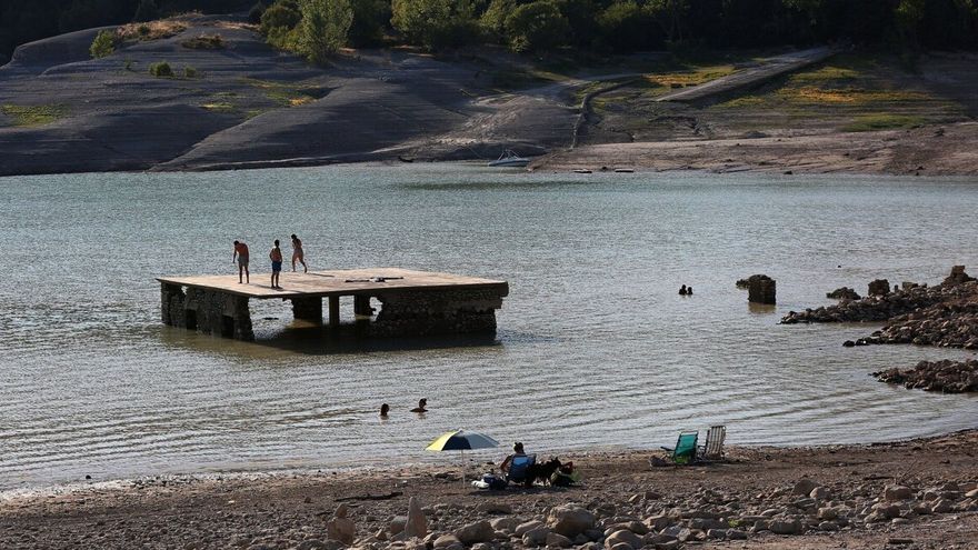 Varias personas se bañan en el embalse de Yesa.