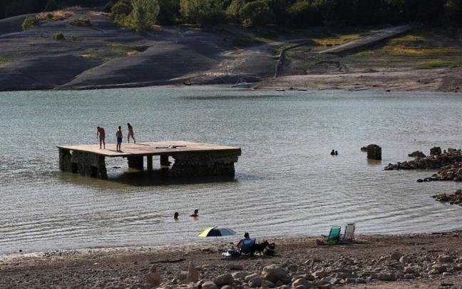 Varias personas se bañan en el embalse de Yesa. Varias personas se bañan en el embalse de Yesa.