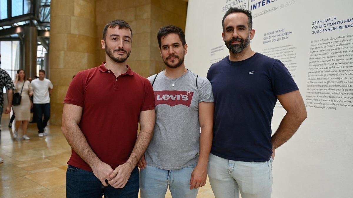 Alex, Alberto y Jose María, tres participantes madrileños de la 'Bilbao Night Marathon' en el Guggenheim.