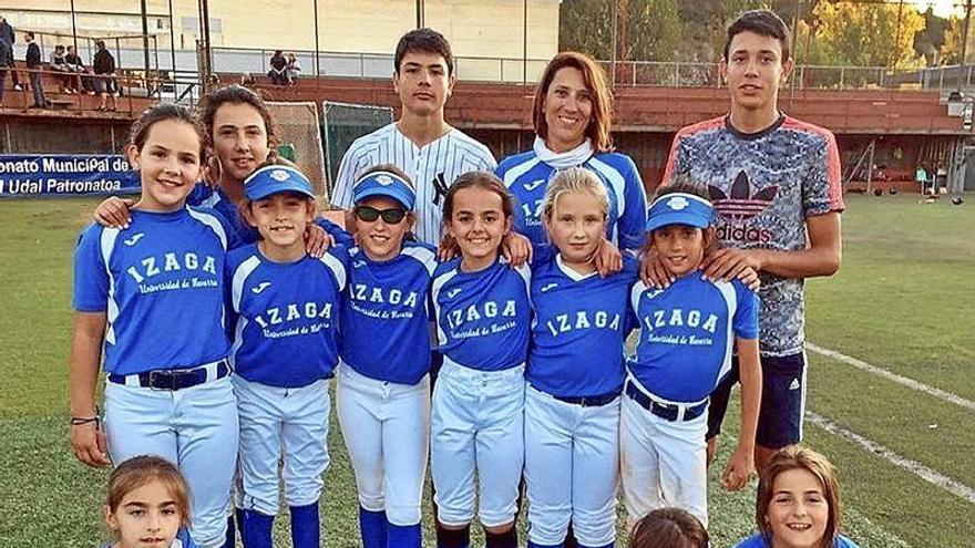 Escuela de sófbol del club Izaga. | FOTO: FENABS