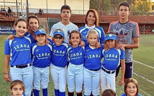 Escuela de sófbol del club Izaga. | FOTO: FENABS