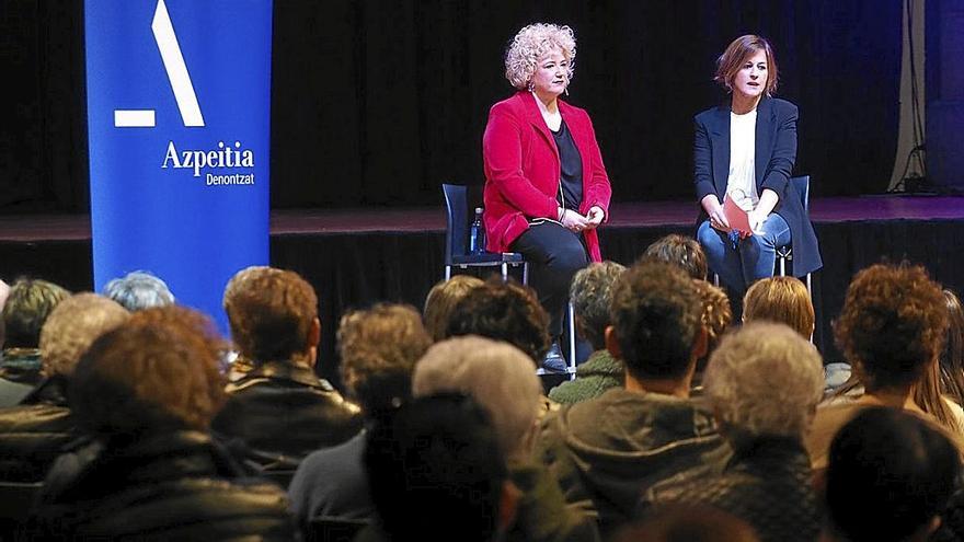 Maite Peña y Nagore Alkorta, durante su intervención ante el público reunido en Sanagustin. | FOTO: A.Z.