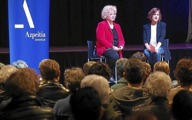 Maite Peña y Nagore Alkorta, durante su intervención ante el público reunido en Sanagustin. | FOTO: A.Z.