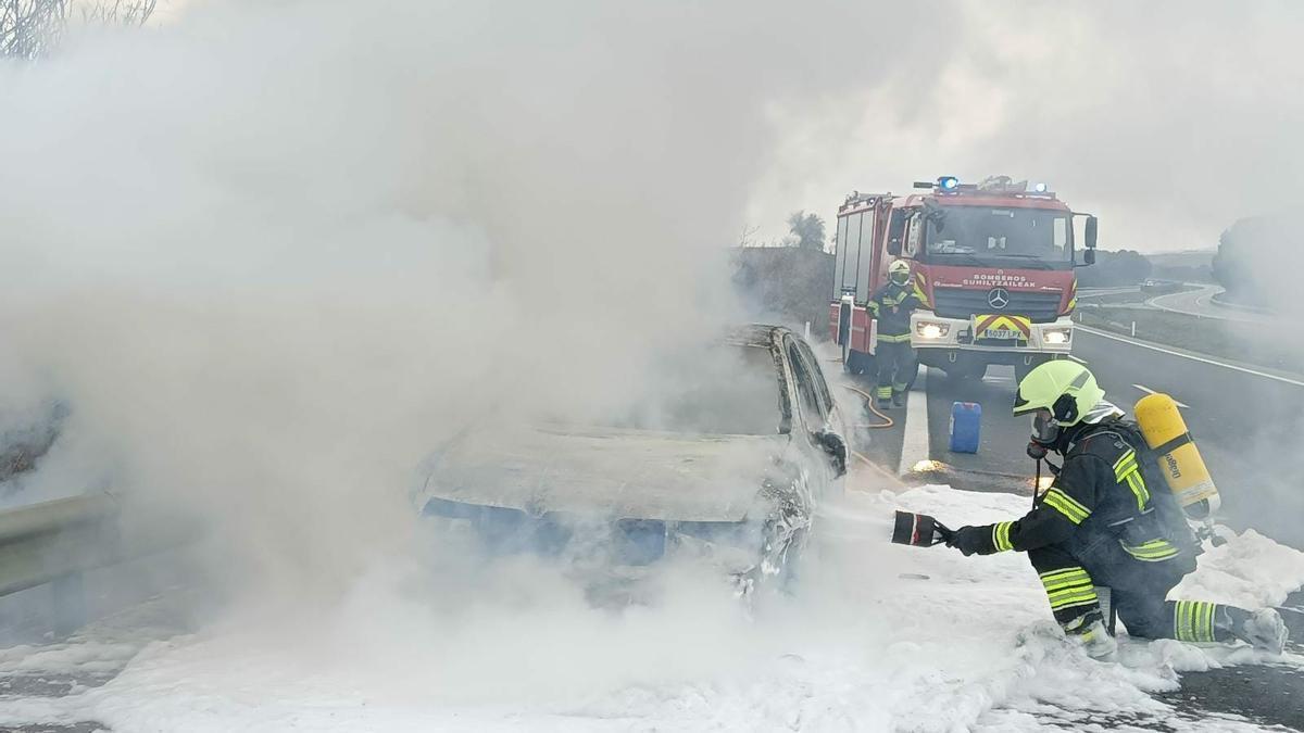 Un bombero trabaja en la extinción del incendio del vehículo