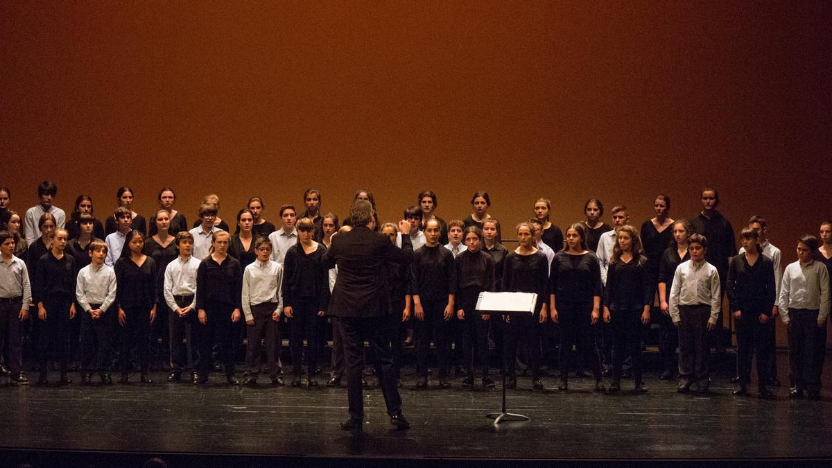 Easo Gazte y Easo Eskolania, en un concierto