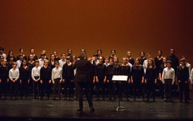 Easo Gazte y Easo Eskolania, en un concierto
