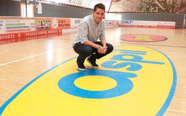 Diego Ríos, en el pabellón Ciudad de Tudela junto a la marca Aspil