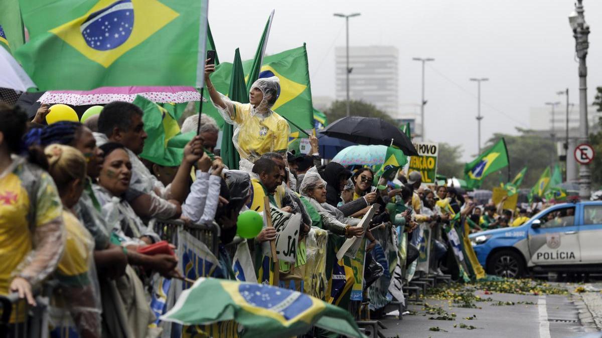 Seguidores de Bolsonaro se manifiestan para pedir un golpe de Estado contra Lula.