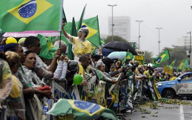 Seguidores de Bolsonaro se manifiestan para pedir un golpe de Estado contra Lula. Seguidores de Bolsonaro se manifiestan para pedir un golpe de Estado contra Lula.