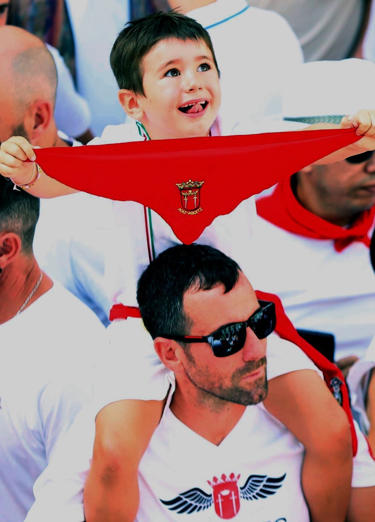 Mirada infantil atenta y emocionada a la espera del cohete.