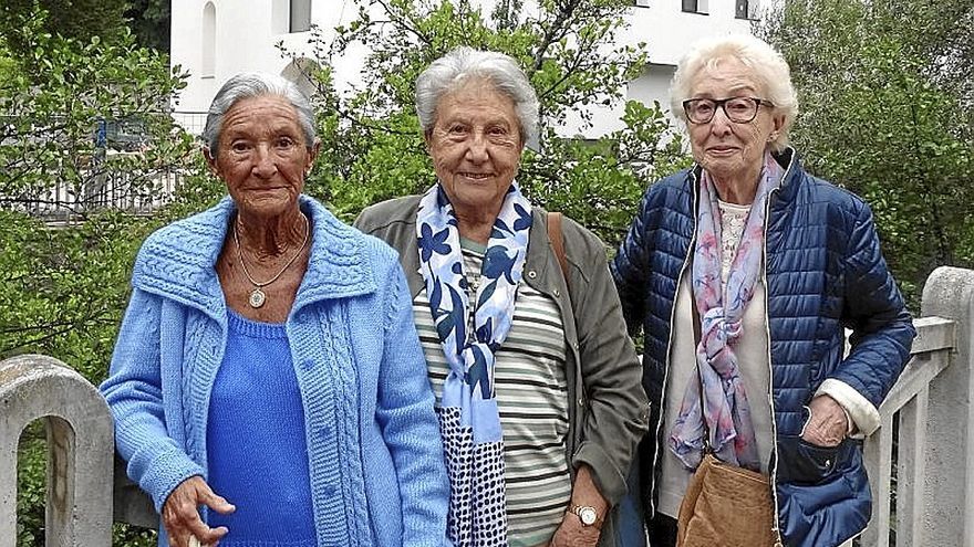 Mertxe, Miren y María Pilar delante de JAME (Aprendices).