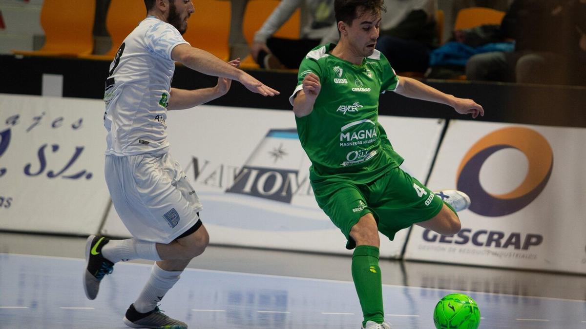 Toni Escribano chuta el balón en un partido contra el UMA Antequera