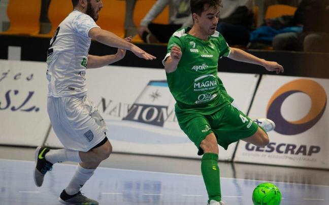 Toni Escribano chuta el balón en un partido contra el UMA Antequera