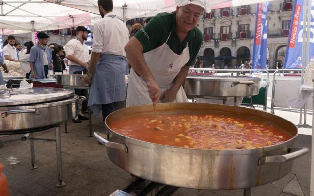 Cerca de 3.000 raciones se repartieron ayer en la iniciativa organizada por Basatiak y que sirvió de un último y singular aperitivo de La Blanca 2022.