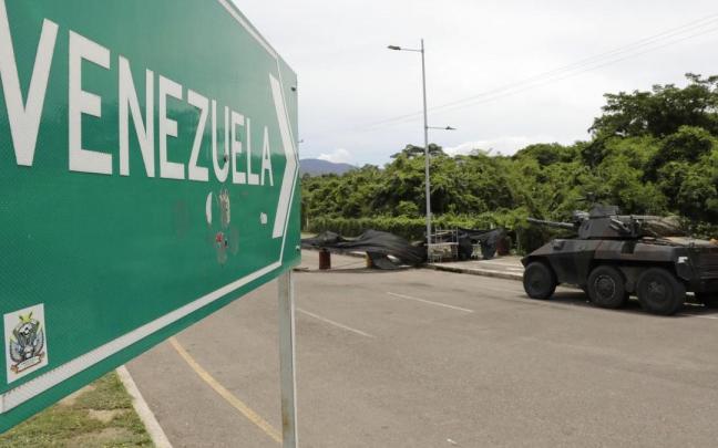 Imagen de archivo de vehículos blindados bloqueando el Puente Internacional Tienditas. Imagen de archivo de vehículos blindados bloqueando el Puente Internacional Tienditas.
