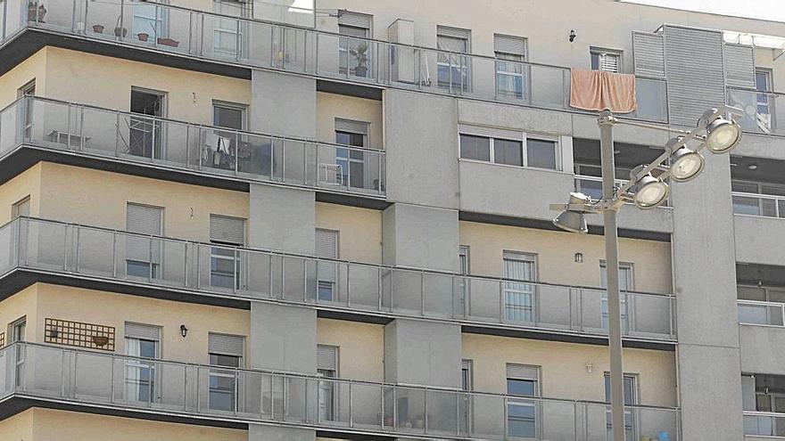 Fachada de un bloque de viviendas de Zabalgana.