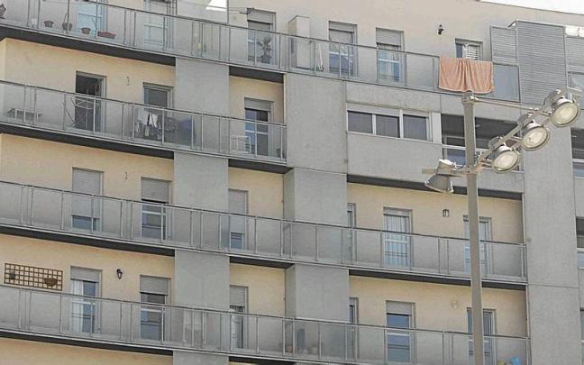 Fachada de un bloque de viviendas de Zabalgana.