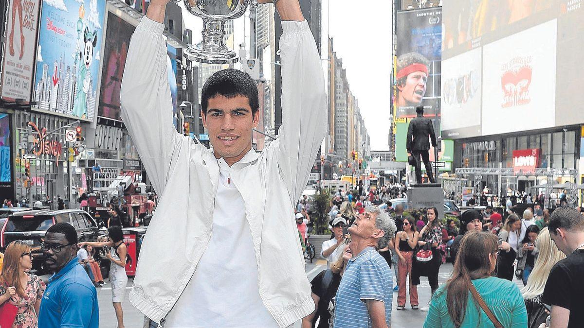 Carlos Alcaraz posa en Times Square con el trofeo de ganador del US Open. | FOTO: N.G.