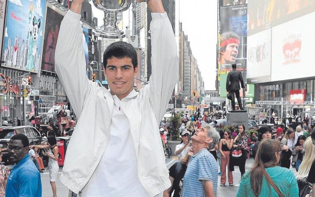Carlos Alcaraz posa en Times Square con el trofeo de ganador del US Open. | FOTO: N.G. Carlos Alcaraz posa en Times Square con el trofeo de ganador del US Open. | FOTO: N.G.