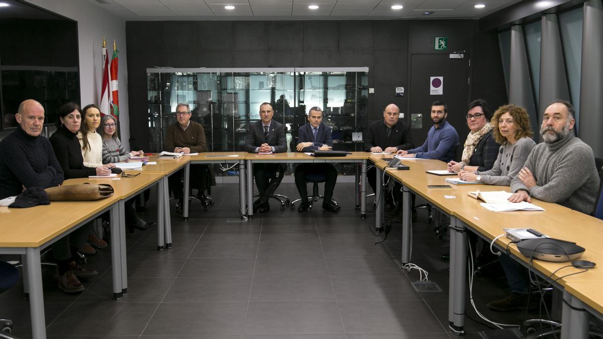Imagen de la reunión mantenida este jueves por el Grupo de Trabajo integrado por el Gobierno vasco, EUDEL, y los municipios de más de 50.000 habitantes.