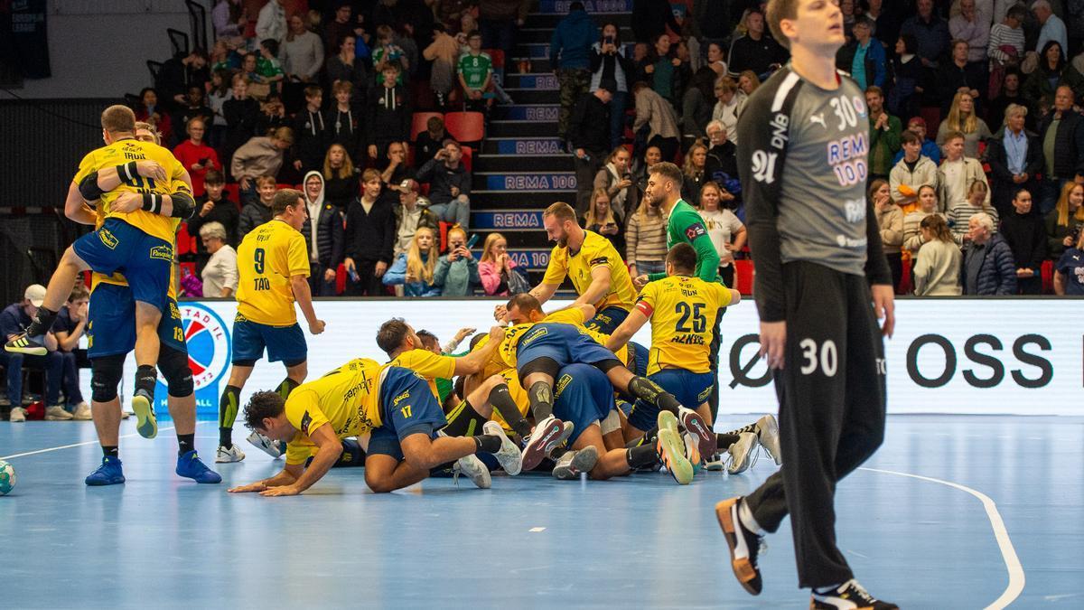 Los jugadores del Bidasoa celebran su clasificación tras superar al Kolstad noruego en la tanda de penaltis.