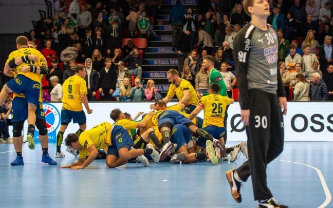 Los jugadores del Bidasoa celebran su clasificación tras superar al Kolstad noruego en la tanda de penaltis.