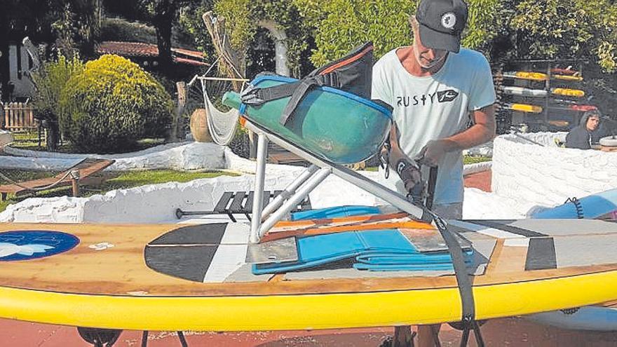 Aletza Sánchez preparando una tabla.