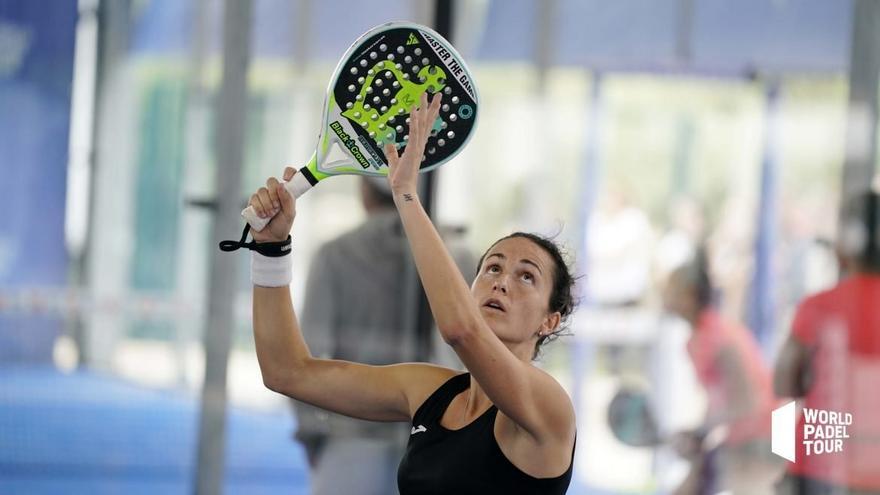 Lara Arruabarrena, en un partido de pádel