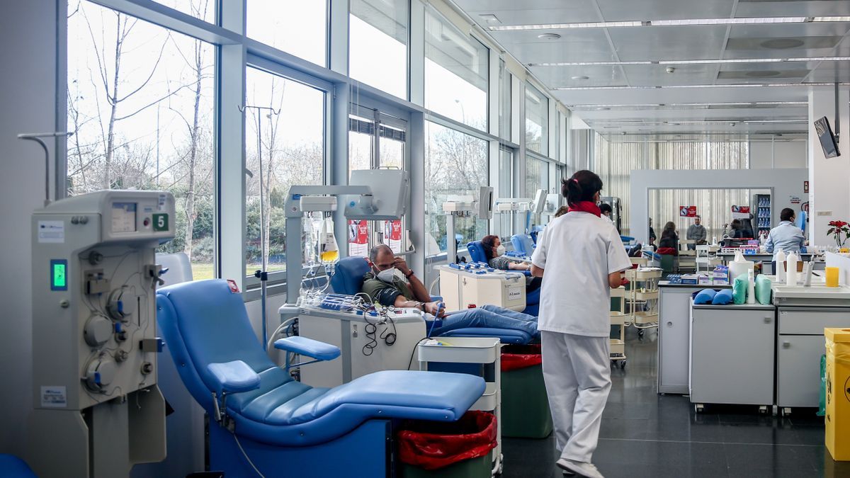 Varias personas donan sangre en un centro de transfusión de Madrid.