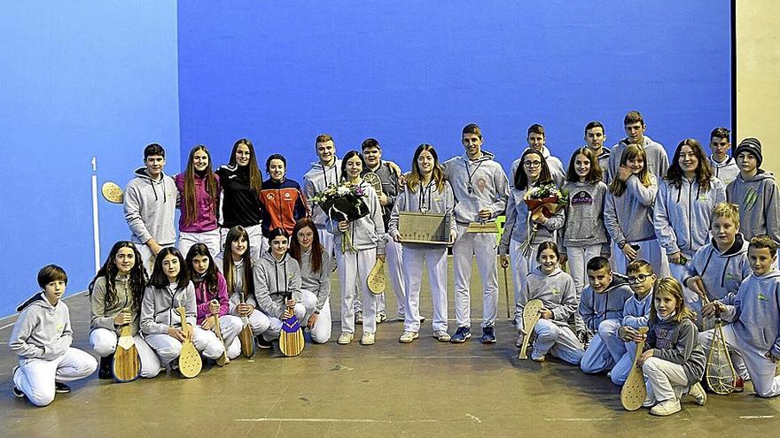 Foto de familia de los integrantes del Club de Pelota Auñamendi con Maider Ardanaz y Joseba Erro, medallistas en el Mundial de Biarritz.