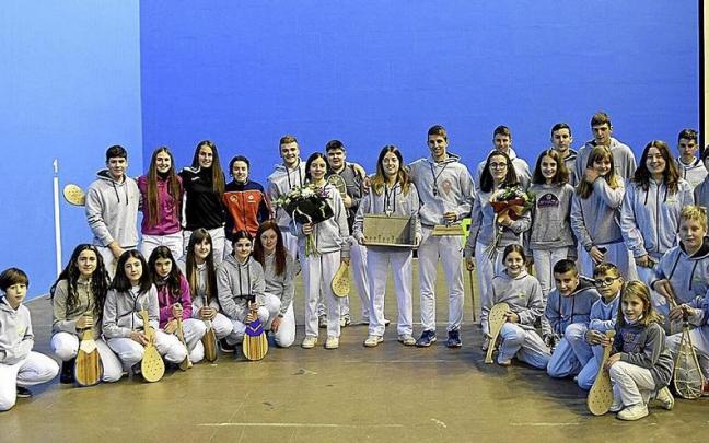 Foto de familia de los integrantes del Club de Pelota Au&ntilde;amendi con Maider Ardanaz y Joseba Erro, medallistas en el Mundial de Biarritz.