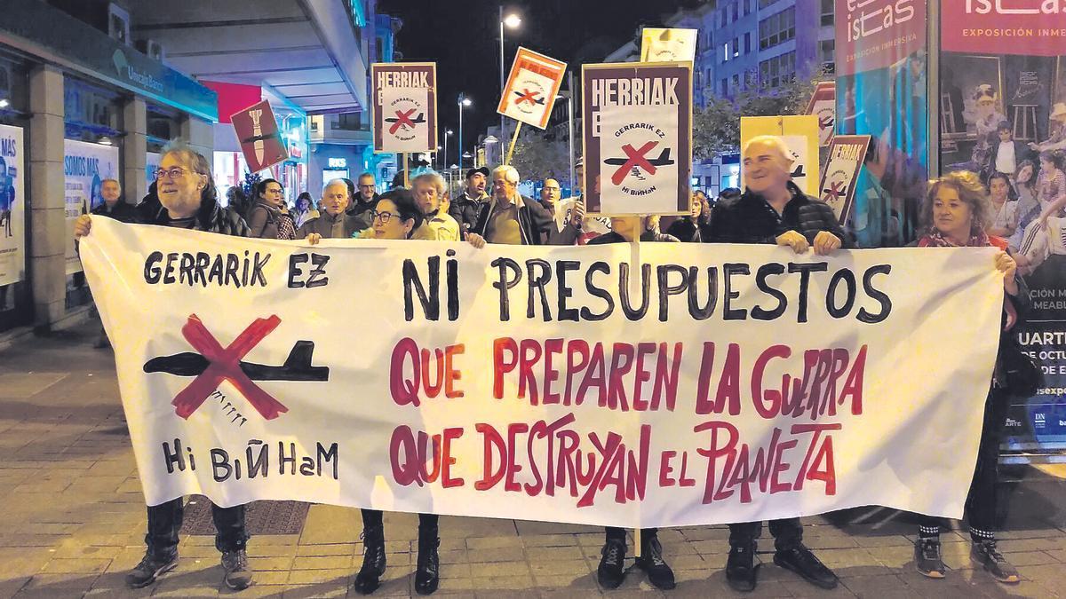 Miembros de Gerrarik Ez!, frente a la Delegación de Gobierno. | FOTO: CEDIDA