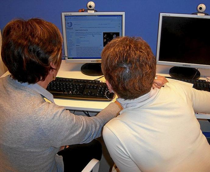 Dos mujeres asisten a un curso telemático. Foto: DNA