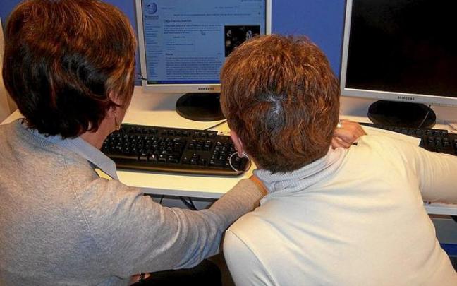 Dos mujeres asisten a un curso telemático. Foto: DNA Dos mujeres asisten a un curso telemático. Foto: DNA