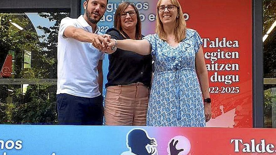 Reiriz, Garmendia y Larrea posan ayer tras la presentación del acuerdo. | FOTO: BERA BERA