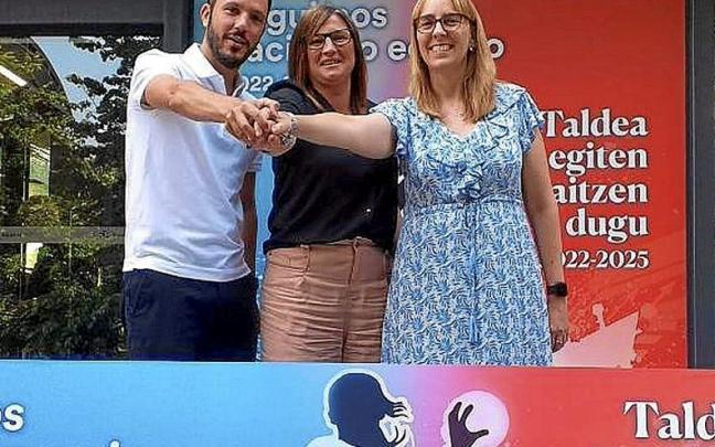 Reiriz, Garmendia y Larrea posan ayer tras la presentación del acuerdo. | FOTO: BERA BERA