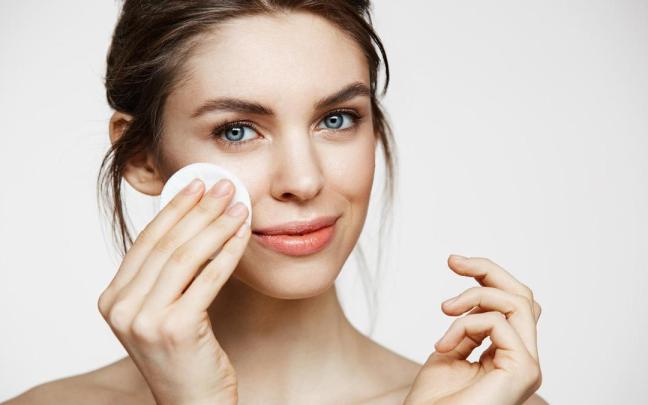 Desmaquillar la piel es una rutina de belleza imprescindible. Desmaquillar la piel es una rutina de belleza imprescindible.