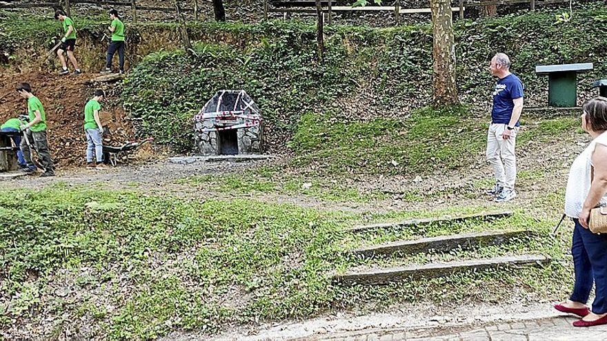 El alcalde, Joseba Urbieta, y la directora de Juventud del Gobierno vasco, Agurtzane Llano, visitaron la zona el último día. | FOTOS: E. CASTRESANA