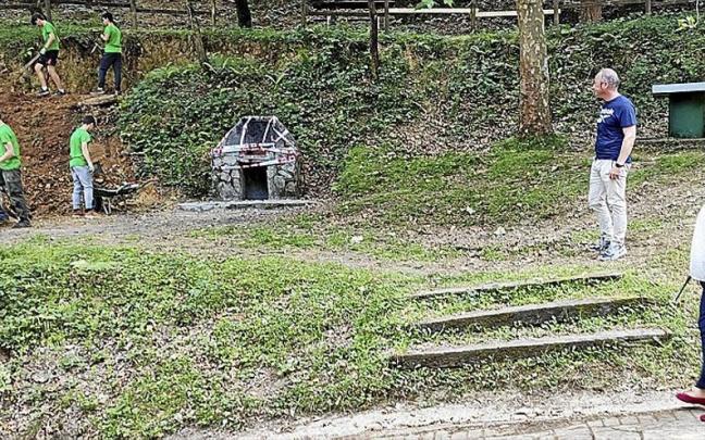 El alcalde, Joseba Urbieta, y la directora de Juventud del Gobierno vasco, Agurtzane Llano, visitaron la zona el &uacute;ltimo d&iacute;a. | FOTOS: E. CASTRESANA